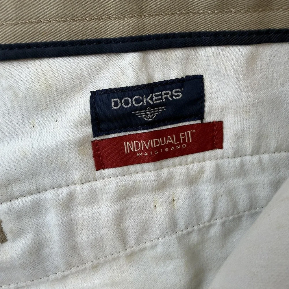 Dockers Khaki Pants Mens 38x29 Beige‎ Relaxed Fit Pleated Cuffed Elastic NWT